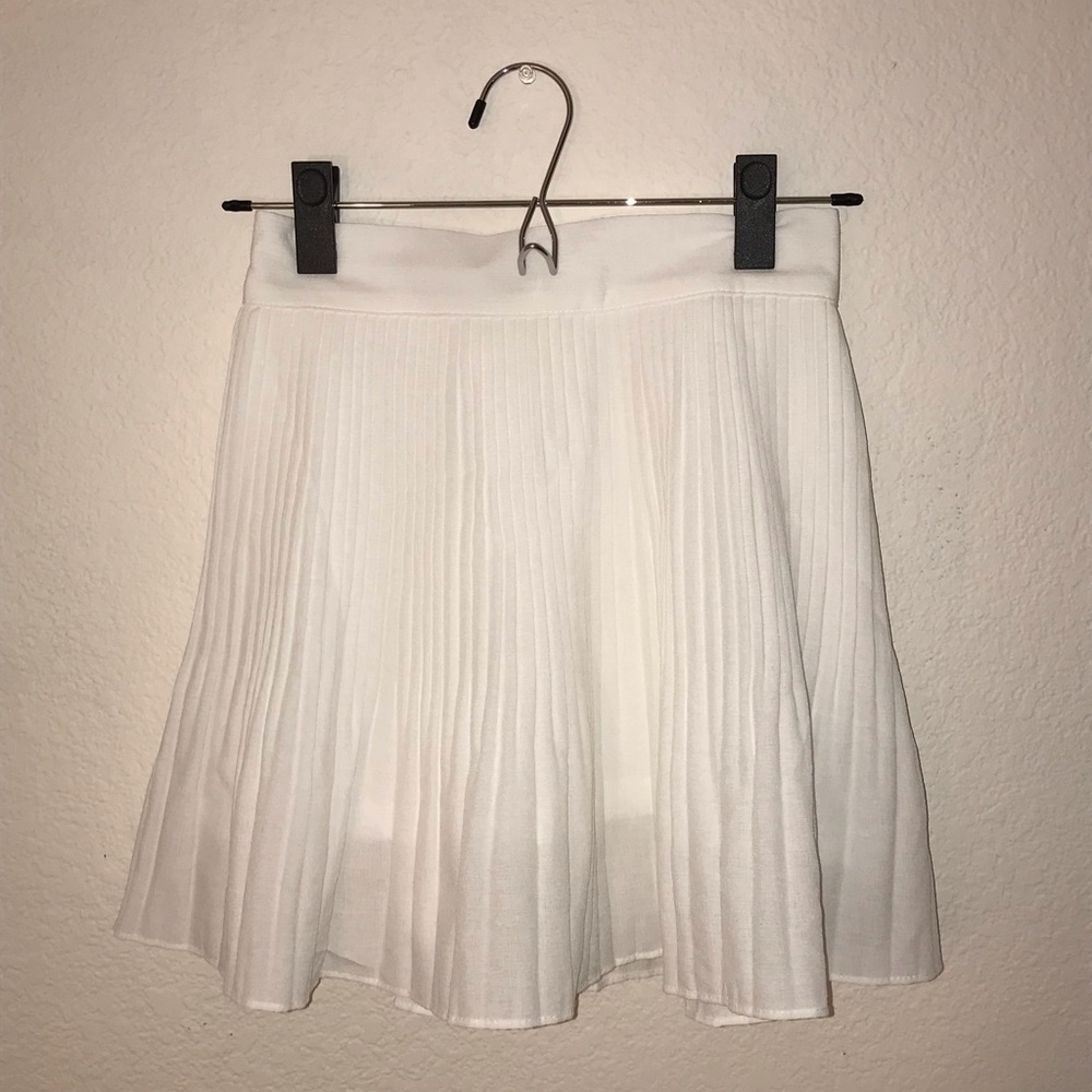 White pleated skirt - The Shew